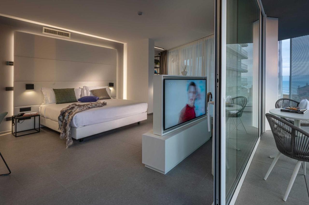 J44 Lifestyle Hotel Lido di Jesolo Exterior foto A suite at the hotel